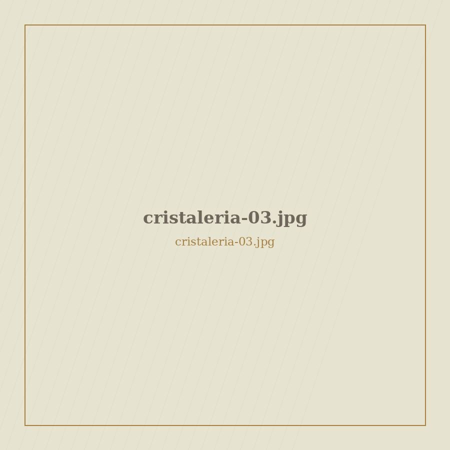 Florero de cristal grabado